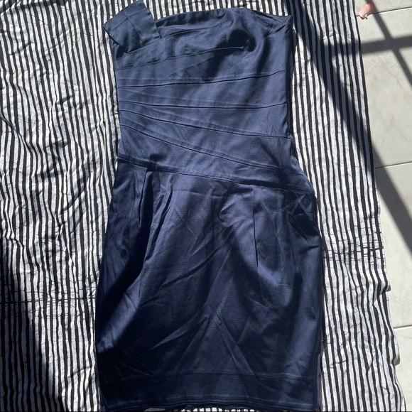 Cue (8) Navy satin strapless structured dress - Picture 3 of 12